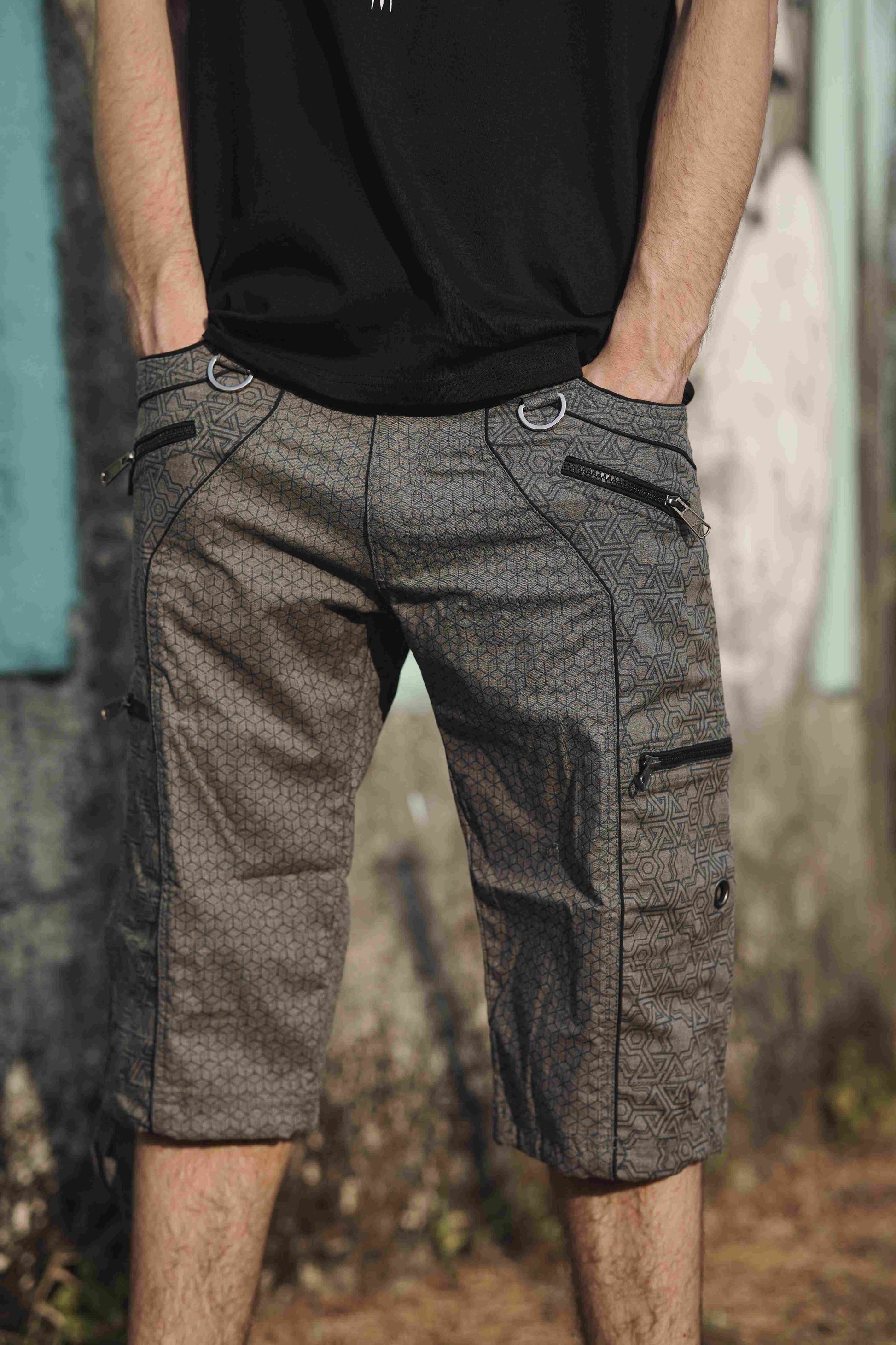 off grey 3/4 cargo shorts men with geometric pythagoras print