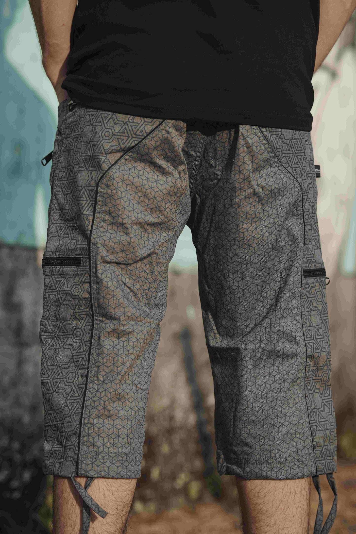off grey 3/4 cargo shorts men with geometric festival streetwear print