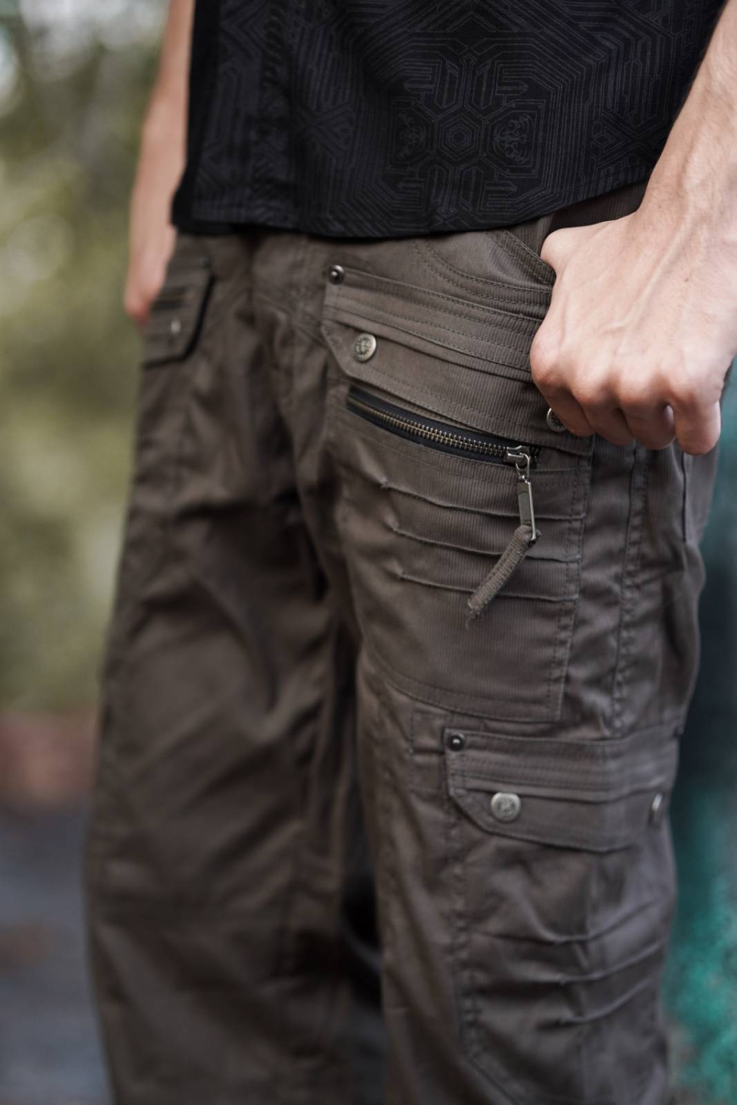 khaki 3 quarter cargo shorts side pocket detail